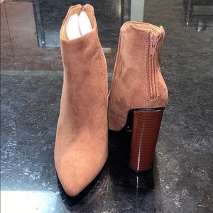 Suede cognac ankle boots with zipper in back